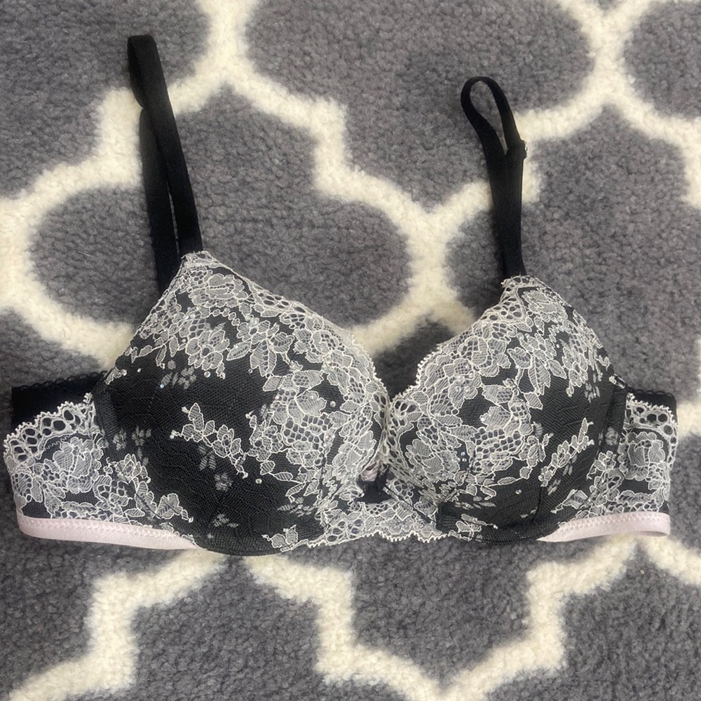 Victoria’s Secret Black and White Lace Dream Angels Push Up Bra Size 34A